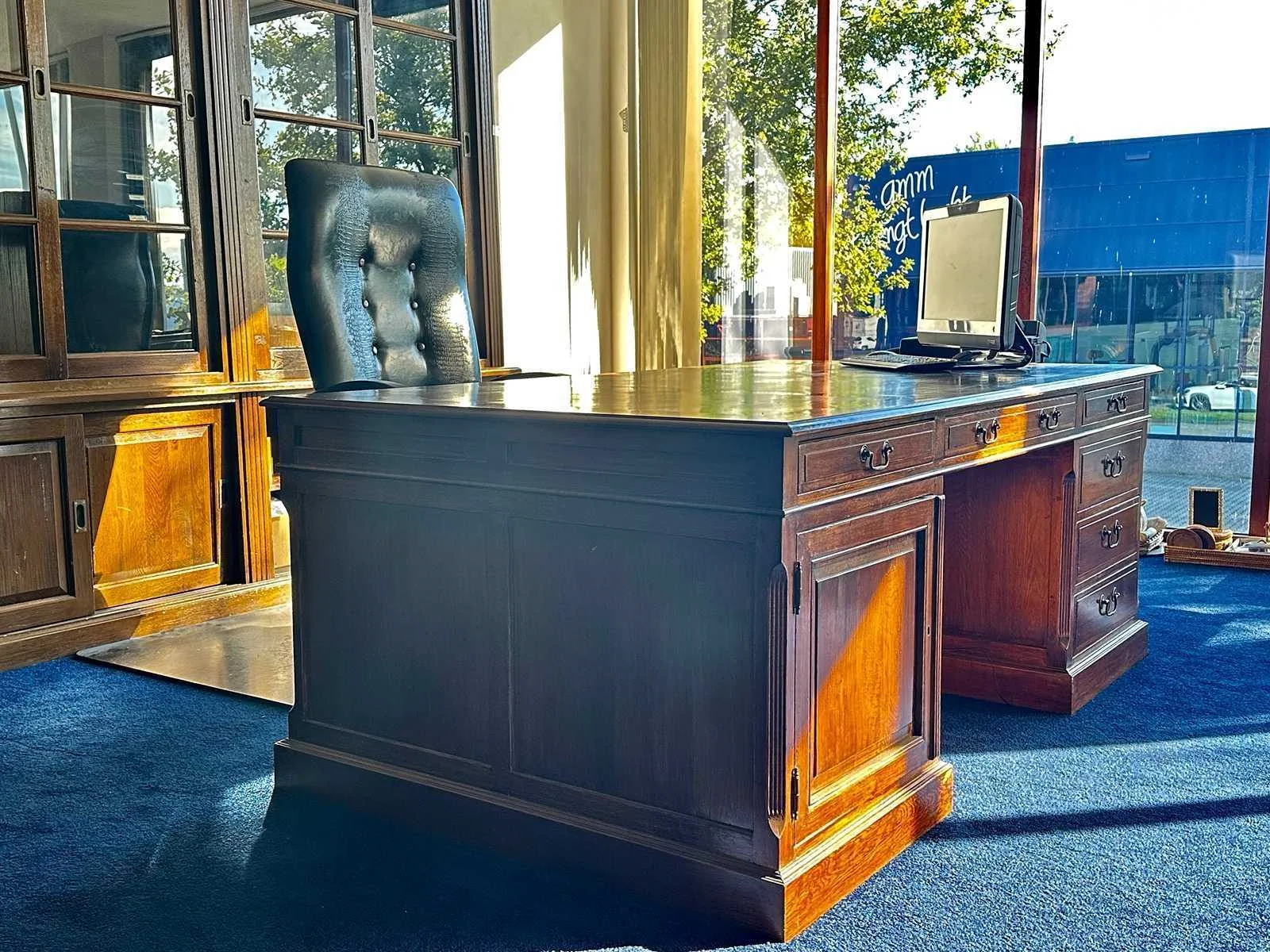Kantoor inventaris en decoratiestukken distributiecentrum rofra home