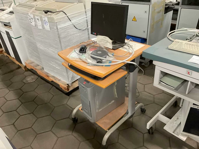 Kantoor trolley met computer en monitor - afbeelding 1 van  8
