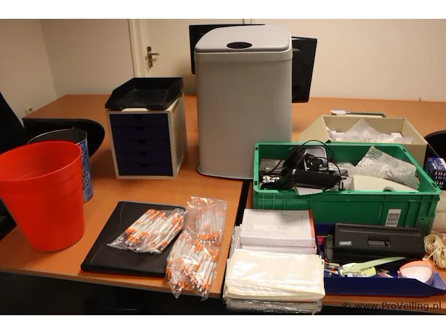Kantoorartikelen o.a. pennen, archiveerbak, sleutelhangers, paperclips & covid-zelftesters - afbeelding 1 van  18