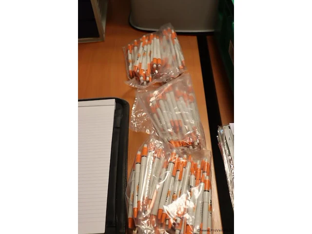 Kantoorartikelen o.a. pennen, archiveerbak, sleutelhangers, paperclips & covid-zelftesters - afbeelding 14 van  18
