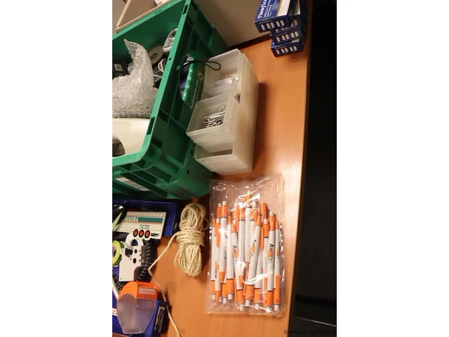 Kantoorartikelen o.a. pennen, archiveerbak, sleutelhangers, paperclips & covid-zelftesters - afbeelding 17 van  18