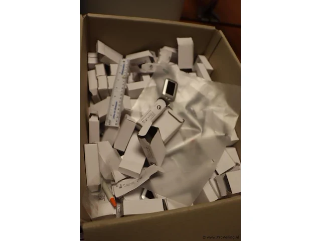 Kantoorartikelen o.a. pennen, archiveerbak, sleutelhangers, paperclips & covid-zelftesters - afbeelding 18 van  18