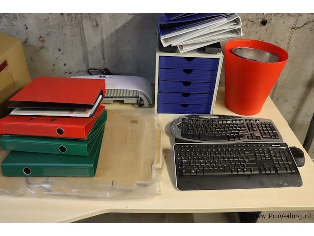 Kantoorbenodigdheden o.a. diverse ordners, archiefkastje, toetsenborden & muis - afbeelding 1 van  5