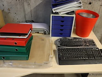 Kantoorbenodigdheden o.a. diverse ordners, archiefkastje, toetsenborden & muis - afbeelding 1 van  5