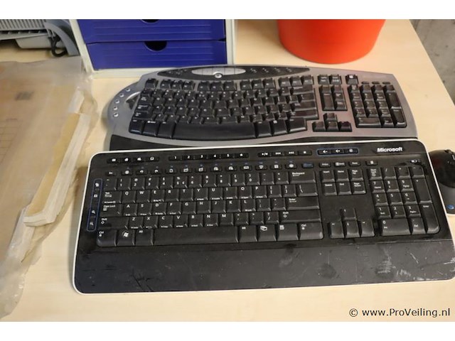 Kantoorbenodigdheden o.a. diverse ordners, archiefkastje, toetsenborden & muis - afbeelding 2 van  5