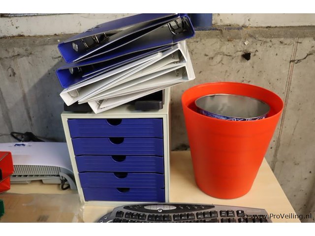 Kantoorbenodigdheden o.a. diverse ordners, archiefkastje, toetsenborden & muis - afbeelding 3 van  5