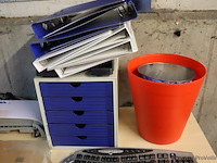 Kantoorbenodigdheden o.a. diverse ordners, archiefkastje, toetsenborden & muis - afbeelding 3 van  5