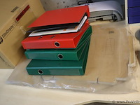 Kantoorbenodigdheden o.a. diverse ordners, archiefkastje, toetsenborden & muis - afbeelding 4 van  5