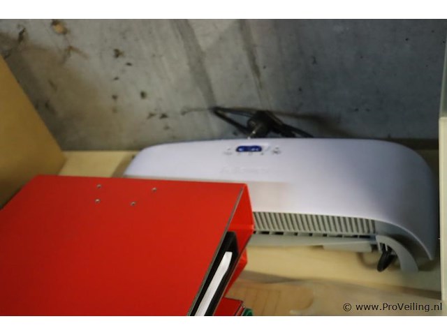 Kantoorbenodigdheden o.a. diverse ordners, archiefkastje, toetsenborden & muis - afbeelding 5 van  5