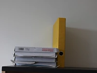 Kantoormaterialen in en op kast wo insteekhoezen, perforatoren, schrijfgerei enz. - afbeelding 2 van  2