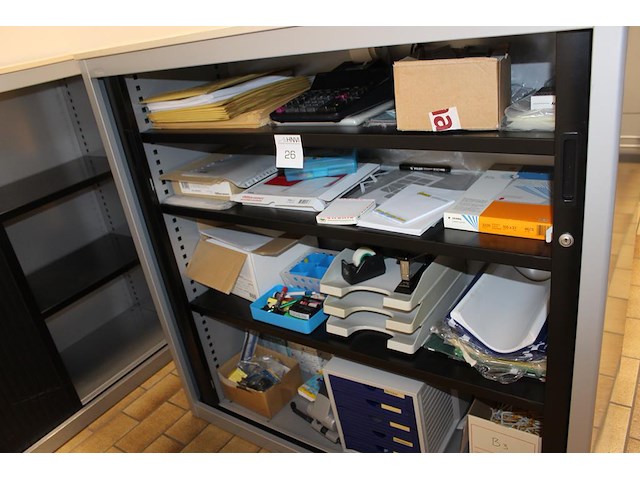 Kantoormaterialen in kast w.o. brievenbakjes, schrijfgerei, insteekmappen en enveloppen. - afbeelding 1 van  4