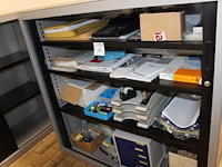 Kantoormaterialen in kast w.o. brievenbakjes, schrijfgerei, insteekmappen en enveloppen.