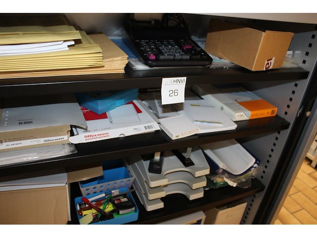 Kantoormaterialen in kast w.o. brievenbakjes, schrijfgerei, insteekmappen en enveloppen. - afbeelding 2 van  4