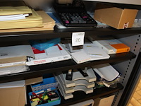Kantoormaterialen in kast w.o. brievenbakjes, schrijfgerei, insteekmappen en enveloppen. - afbeelding 2 van  4