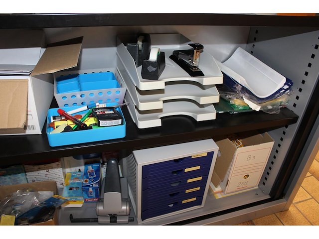 Kantoormaterialen in kast w.o. brievenbakjes, schrijfgerei, insteekmappen en enveloppen. - afbeelding 3 van  4