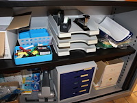 Kantoormaterialen in kast w.o. brievenbakjes, schrijfgerei, insteekmappen en enveloppen. - afbeelding 3 van  4