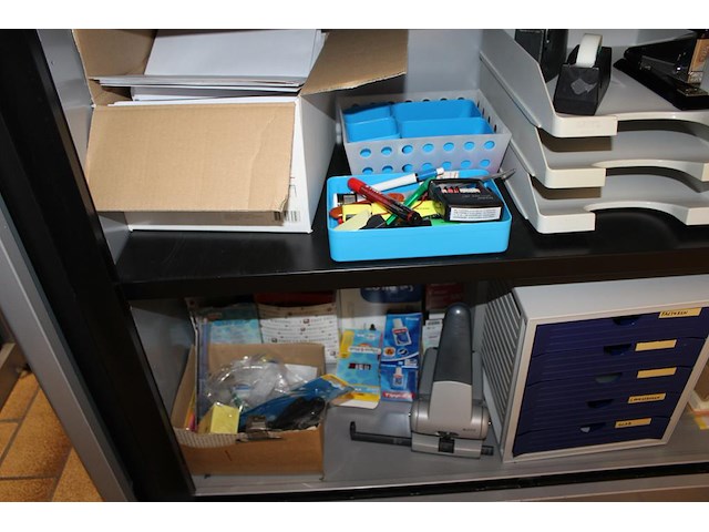 Kantoormaterialen in kast w.o. brievenbakjes, schrijfgerei, insteekmappen en enveloppen. - afbeelding 4 van  4