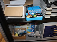 Kantoormaterialen in kast w.o. brievenbakjes, schrijfgerei, insteekmappen en enveloppen. - afbeelding 4 van  4