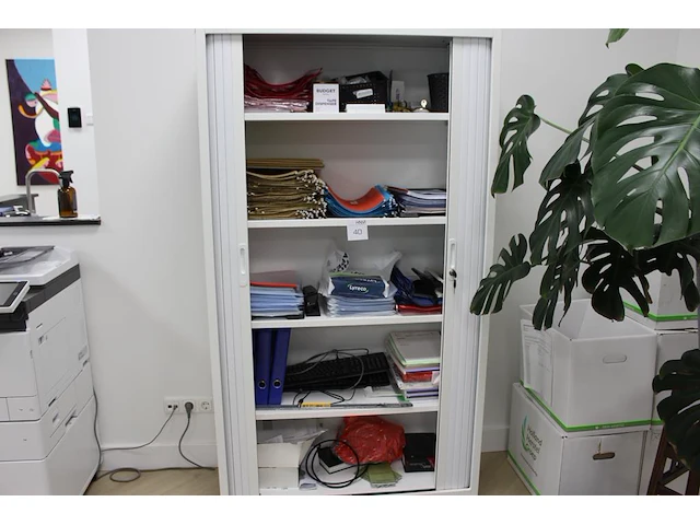 Kantoormaterialen in kast w.o. hangmappen, insteekhoezen, perforatoren, schrijfblokken en toetsenborden. le... - afbeelding 1 van  2