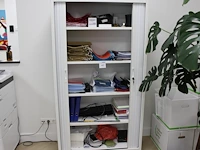 Kantoormaterialen in kast w.o. hangmappen, insteekhoezen, perforatoren, schrijfblokken en toetsenborden. le... - afbeelding 1 van  2
