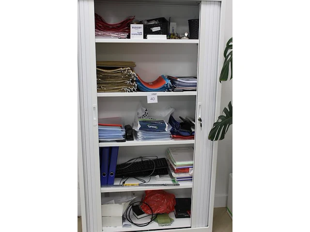 Kantoormaterialen in kast w.o. hangmappen, insteekhoezen, perforatoren, schrijfblokken en toetsenborden. le... - afbeelding 2 van  2
