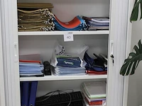 Kantoormaterialen in kast w.o. hangmappen, insteekhoezen, perforatoren, schrijfblokken en toetsenborden. le... - afbeelding 2 van  2