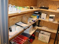 Kantoormaterialen in magazijnstellingen, waaronder paperclips, papier, schrijfblokken, perforator, zichtmap... - afbeelding 1 van  4
