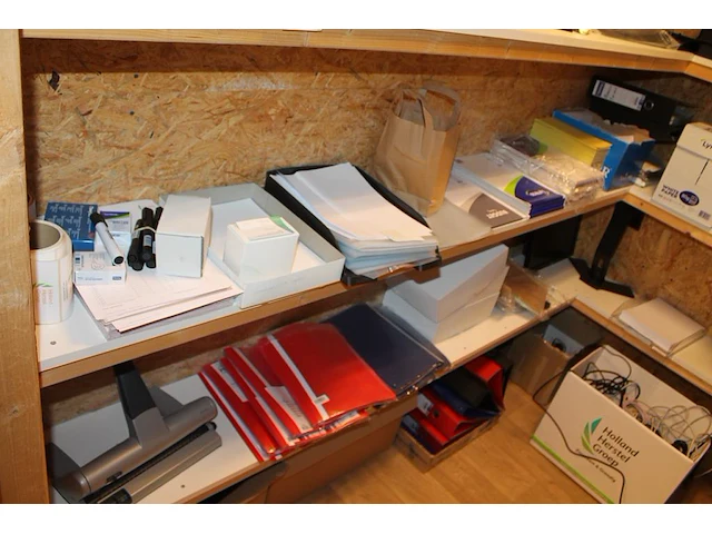 Kantoormaterialen in magazijnstellingen, waaronder paperclips, papier, schrijfblokken, perforator, zichtmap... - afbeelding 3 van  4