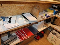 Kantoormaterialen in magazijnstellingen, waaronder paperclips, papier, schrijfblokken, perforator, zichtmap... - afbeelding 3 van  4