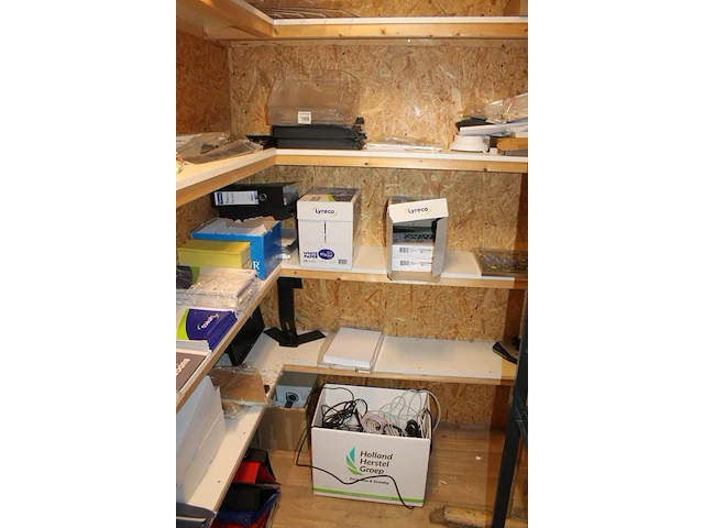 Kantoormaterialen in magazijnstellingen, waaronder paperclips, papier, schrijfblokken, perforator, zichtmap... - afbeelding 4 van  4