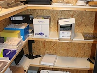 Kantoormaterialen in magazijnstellingen, waaronder paperclips, papier, schrijfblokken, perforator, zichtmap... - afbeelding 4 van  4