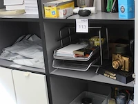 Kantoormaterialen in wandkast waaronder enveloppen brievenbakjes schrijfgerei en touw. - afbeelding 2 van  5