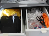 Kantoormaterialen in wandkast waaronder enveloppen brievenbakjes schrijfgerei en touw. - afbeelding 4 van  5