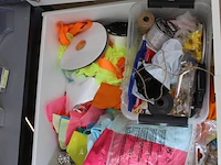 Kantoormaterialen in wandkast waaronder enveloppen brievenbakjes schrijfgerei en touw. - afbeelding 5 van  5