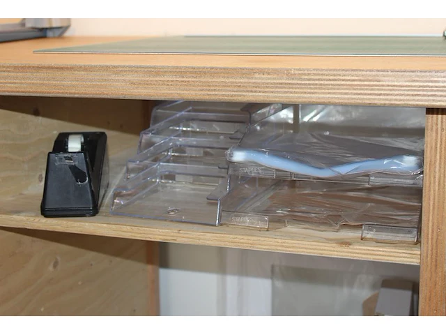 Kantoormaterialen op schap waaronder schrijfgerei, lint, tape en perforator. - afbeelding 2 van  2