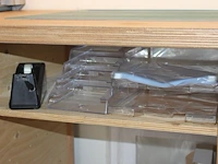 Kantoormaterialen op schap waaronder schrijfgerei, lint, tape en perforator. - afbeelding 2 van  2