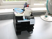 Kantoormaterialen waaronder brievenbakjes, schrijfgerei, plakband, enz. - afbeelding 1 van  1