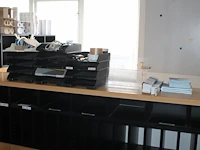 Kantoormaterialen waaronder brievenbakjes, schrijfgerei, plakband, verlengkabel enz. - afbeelding 1 van  3