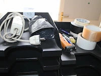 Kantoormaterialen waaronder brievenbakjes, schrijfgerei, plakband, verlengkabel enz. - afbeelding 2 van  3