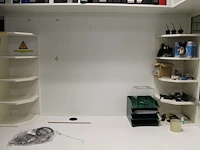 Kantoormaterialen waaronder rekenmachine, schrijfgerei, brievenbakjes, batterijen, nietmachine, schaar, per... - afbeelding 1 van  2