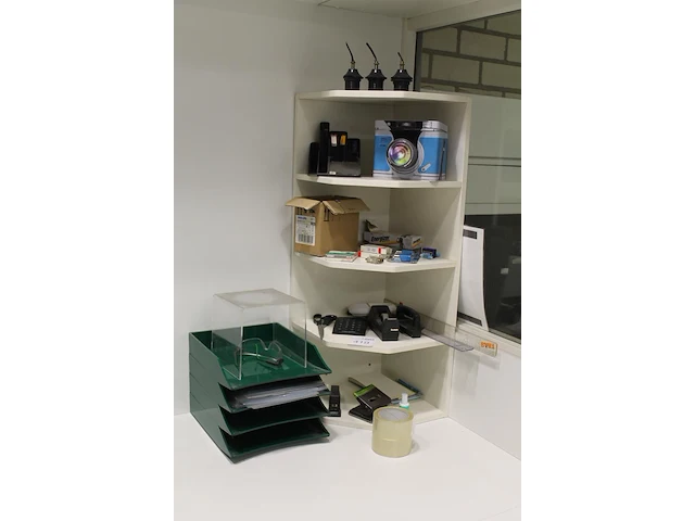 Kantoormaterialen waaronder rekenmachine, schrijfgerei, brievenbakjes, batterijen, nietmachine, schaar, per... - afbeelding 2 van  2