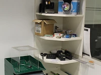 Kantoormaterialen waaronder rekenmachine, schrijfgerei, brievenbakjes, batterijen, nietmachine, schaar, per... - afbeelding 2 van  2