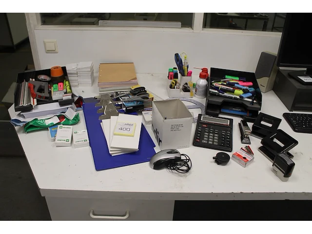 Kantoormaterialen waaronder rekenmachines, schrijfgerei, brievenbakjes, scharen, perforatoren, papier, enz. - afbeelding 1 van  1