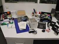 Kantoormaterialen waaronder rekenmachines, schrijfgerei, brievenbakjes, scharen, perforatoren, papier, enz. - afbeelding 1 van  1