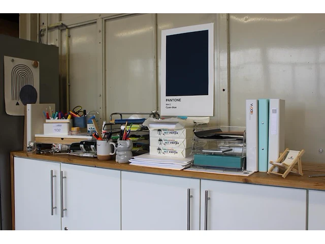 Kantoormaterialen waaronder schrijfgerei, brievenbakjes, perforatoren en printpapier. - afbeelding 1 van  4