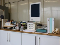 Kantoormaterialen waaronder schrijfgerei, brievenbakjes, perforatoren en printpapier. - afbeelding 1 van  4