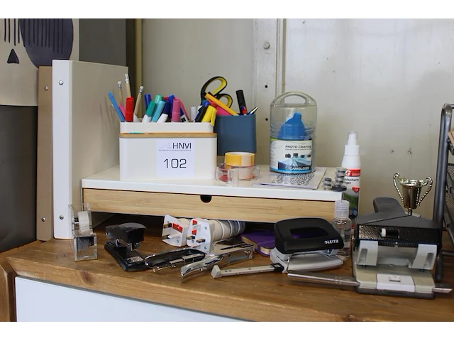 Kantoormaterialen waaronder schrijfgerei, brievenbakjes, perforatoren en printpapier. - afbeelding 2 van  4