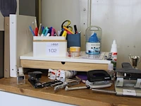 Kantoormaterialen waaronder schrijfgerei, brievenbakjes, perforatoren en printpapier. - afbeelding 2 van  4