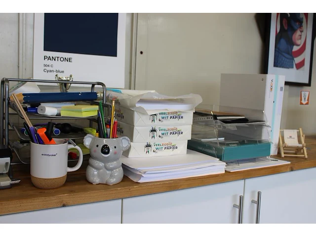 Kantoormaterialen waaronder schrijfgerei, brievenbakjes, perforatoren en printpapier. - afbeelding 3 van  4