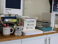 Kantoormaterialen waaronder schrijfgerei, brievenbakjes, perforatoren en printpapier. - afbeelding 3 van  4